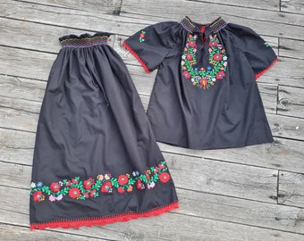 Hongaarse rok en blouse, handgeborduurde en gehaakte rok, traditionele Hongaarse rok, rijkelijk geborduurd, geborduurde Kalocsa-bloemen