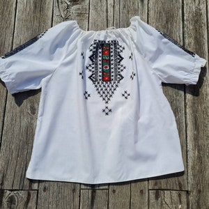 Vintage Hungarian White and black Blouse Floral handembroidered, Peasant blouse, white floral peasant blouse, embroidered blouse, hungarian image 7