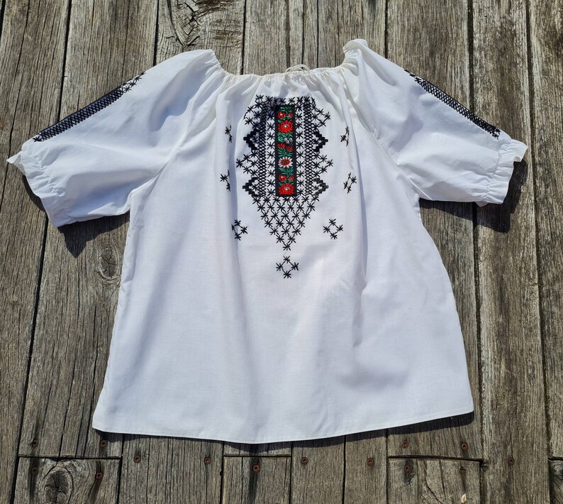 Vintage Hungarian White and black Blouse Floral handembroidered, Peasant blouse, white floral peasant blouse, embroidered blouse, hungarian image 7