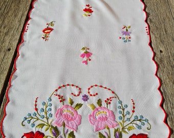 ヴィンテージの手刺繍のテーブルランナー。カラフルな花が刺繍された