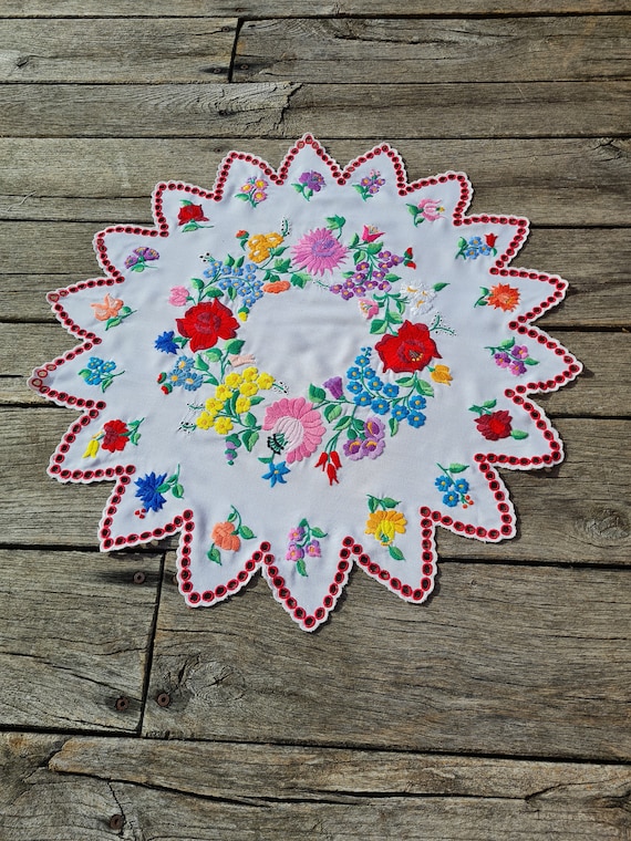 新品 ハンガリー カロチャ刺繍 テーブルクロス ブダペスト 伝統工芸品