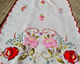 ヴィンテージの手刺繍のテーブルランナー。カラフルな花が刺繍された