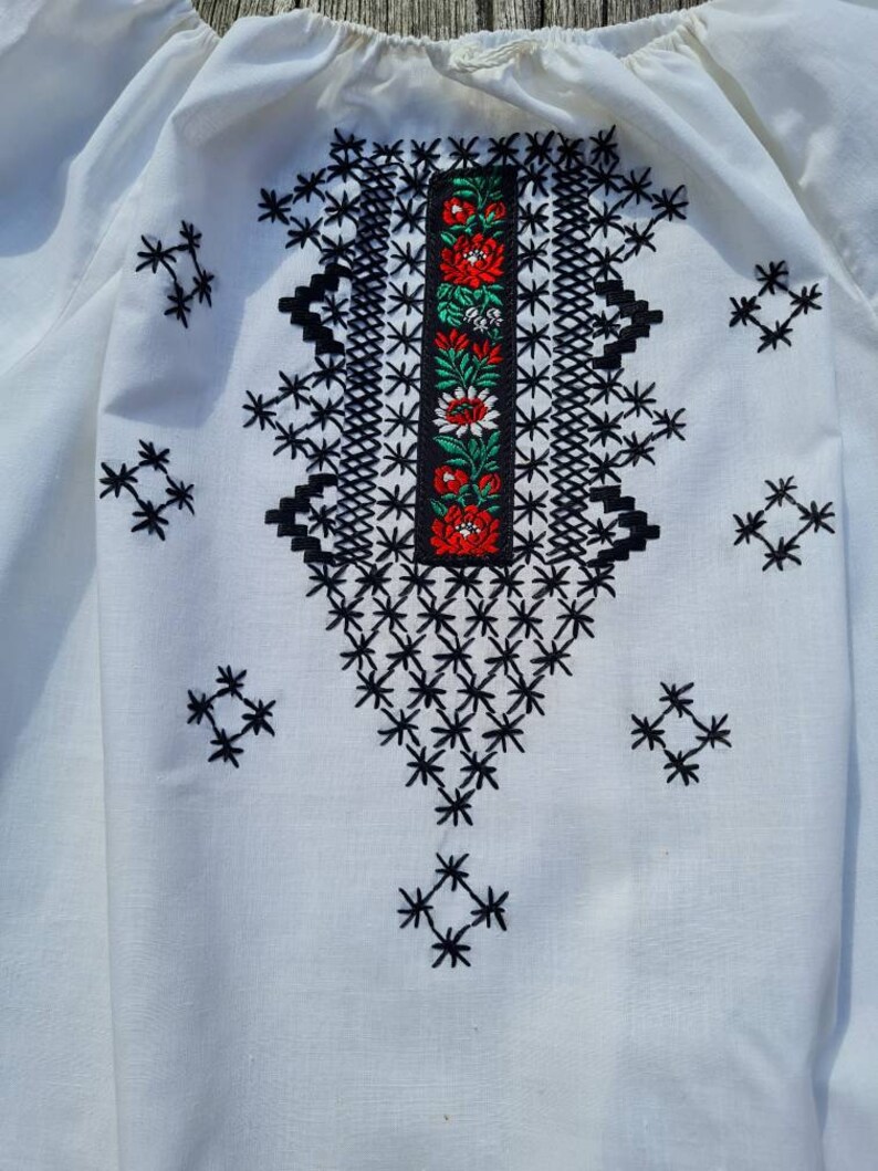 Vintage Hungarian White and black Blouse Floral handembroidered, Peasant blouse, white floral peasant blouse, embroidered blouse, hungarian image 3