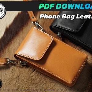 Pode incluir: Duas bolsas de telefone de couro, uma marrom e outra preta, com fecho de aba e alça. As bolsas estão sobre uma superfície peluda marrom. O texto "PDF DOWNLOAD Phone Bag Leather" está na parte superior da imagem.