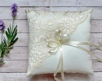 Wedding ring pillow with beautiful lace and pearls in 3 colours, Wedding ring pillow in vintage style, Lace ring bearer pillow, Ring cushion