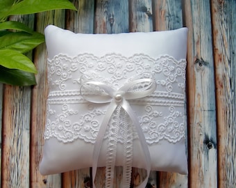 White ring pillow with embroidered lace and pearl, Wedding ring pillow in vintage style, Lace ring bearer pillow, Ring cushion