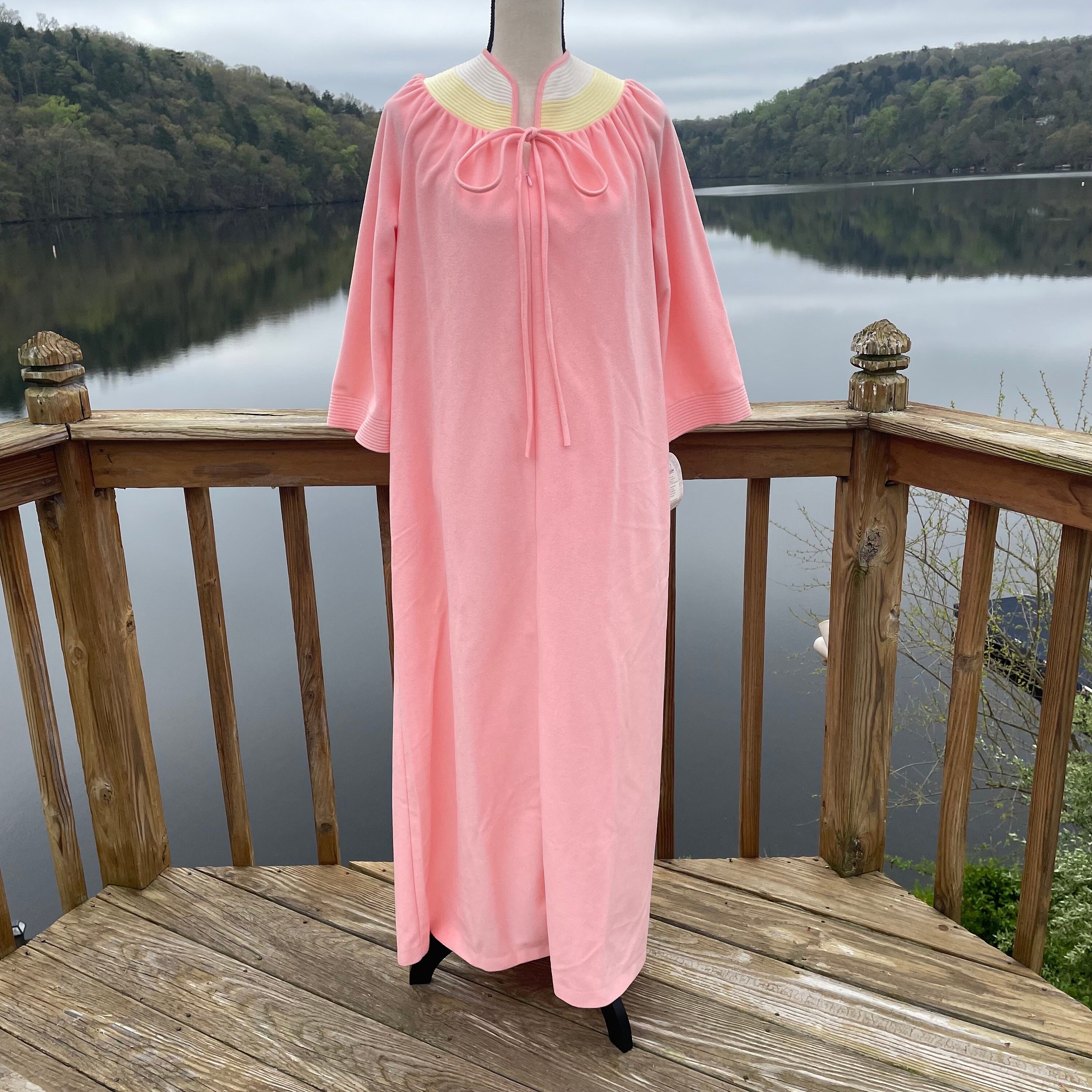 Evelyn Pearson Robe Housecoat Gown Nightie / Zip Up Velour Poly Blend Pink Yellow / 70s Vtg NWT New Old Stock Small XS