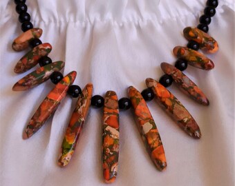 Halskette aus Natursteinen, Onyx und Jaspis, 48 cm lang