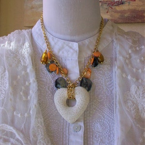 Necklace with aluminum chain, heart-shaped volcanic lava pendant and mother-of-pearl charms, 46 cm