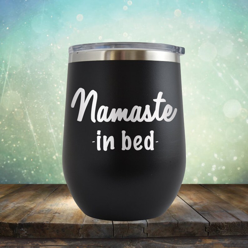 Namaste im Bett Yoga Wein 12 Oz graviert Tumbler Tasse ...