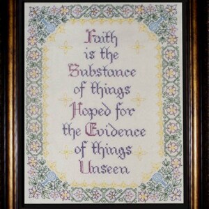 Könnte beinhalten: Eine gerahmte Kreuzstich-Stickerei mit einem floralen Rand. Der Text lautet "Glaube ist die Substanz der Dinge, auf die man hofft, der Beweis der Dinge, die man nicht sieht."