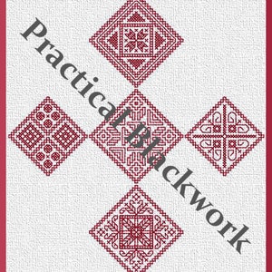 Puede incluir: Cuatro cuadrados bordados rojos sobre un fondo blanco. Los cuadrados están dispuestos en forma de diamante. El texto "Practical Blackwork" está escrito en diagonal a través de la imagen.