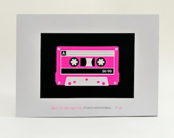 Lámina decorativa retro con estampado de casete: arte mural en negro y rosa flúor tamaño A4 (edición limitada).