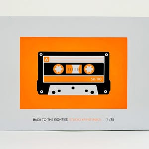Serigrafia effetto cassetta retrò – Nero e arancione fluo, formato A4, stampa su carta mixtape (edizione limitata)
