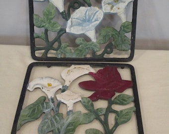 2 salvamanteles vintage, salvamanteles de flores pintadas, salvamanteles de hierro fundido, salvamanteles decorativos, salvamanteles inusuales, artista del metal, decoración de cabañas, hierro fundido decorativo