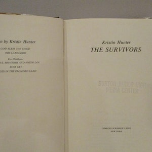Puede incluir: Un libro titulado "The Survivors" de Kristin Hunter. La portada del libro es blanca con texto negro. La contraportada enumera otros libros del autor.