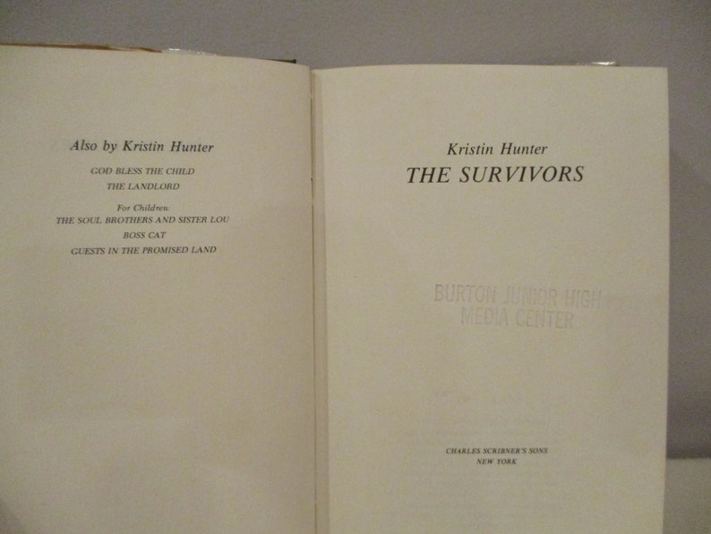 Puede incluir: Un libro titulado "The Survivors" de Kristin Hunter. La portada del libro es blanca con texto negro. La contraportada enumera otros libros del autor.