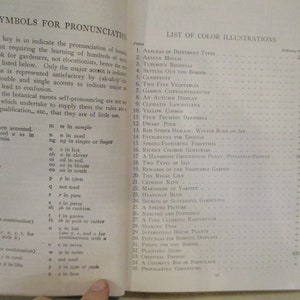 Puede incluir: Una p&aacute;gina de un libro con una lista de ilustraciones en color. Las ilustraciones incluyen una variedad de flores, plantas y verduras. La p&aacute;gina tambi&eacute;n incluye una clave de s&iacute;mbolos de pronunciaci&oacute;n.