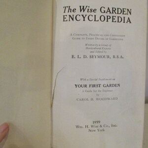 Puede incluir: La portada de un libro titulado "The Wise Garden Encyclopedia" con un subt&iacute;tulo "A Complete, Practical and Convenient Guide to Every Detail of Gardening". El libro fue escrito por un grupo de expertos en horticultura y editado por E. L. D. Seymour, B.S.A. Incluye un suplemento especial sobre "Your First Garden: A Guide for the Beginner" por Carol H. Woodward. El libro fue publicado en 1959 por Wm. H. Wise & Co., Inc. en Nueva York.