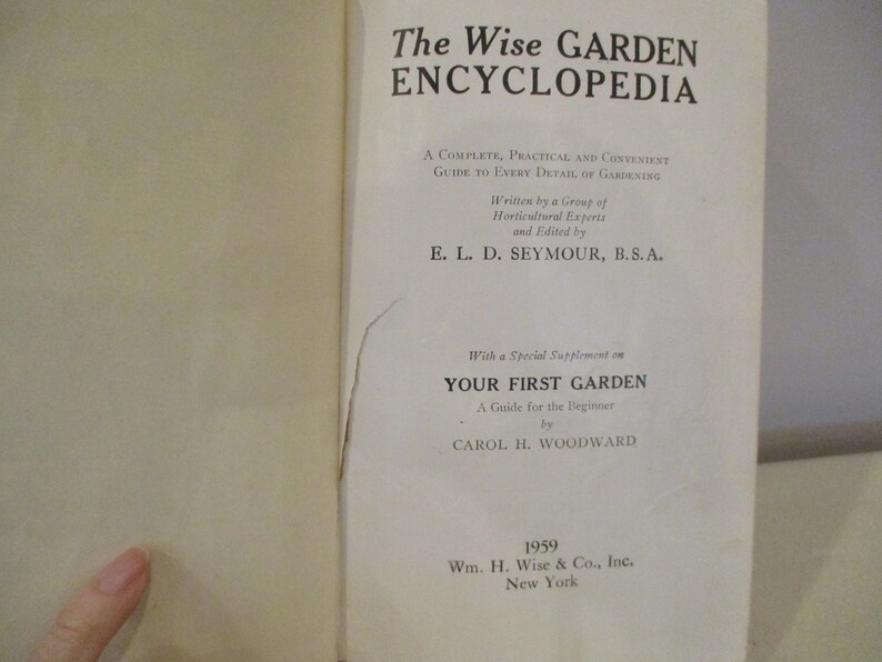 Puede incluir: La portada de un libro titulado "The Wise Garden Encyclopedia" con un subt&iacute;tulo "A Complete, Practical and Convenient Guide to Every Detail of Gardening". El libro fue escrito por un grupo de expertos en horticultura y editado por E. L. D. Seymour, B.S.A. Incluye un suplemento especial sobre "Your First Garden: A Guide for the Beginner" por Carol H. Woodward. El libro fue publicado en 1959 por Wm. H. Wise & Co., Inc. en Nueva York.