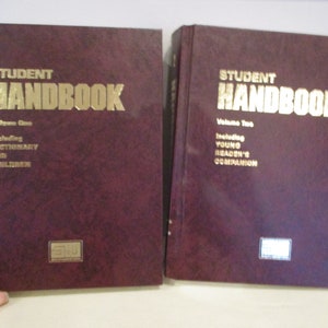 Puede incluir: Dos libros de tapa dura color burdeos titulados "Student Handbook" con letras doradas. El primer libro es el Volumen Uno e incluye un diccionario para niños. El segundo libro es el Volumen Dos e incluye un compañero para jóvenes lectores.