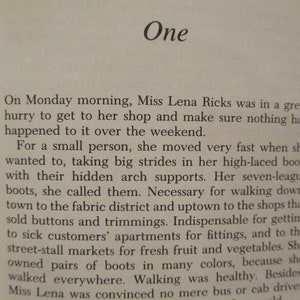 Puede incluir: Una p&aacute;gina de un libro con la palabra "Uno" como t&iacute;tulo. El texto describe a una mujer llamada Miss Lena Ricks que tiene prisa por llegar a su tienda. Ella camina a todas partes y est&aacute; convencida de que ning&uacute;n autob&uacute;s o taxi puede llevarla all&iacute; tan r&aacute;pido como ella puede caminar.