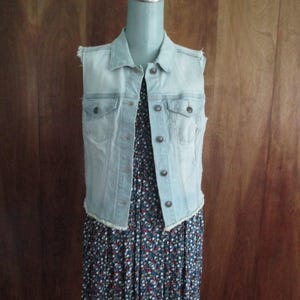 Chaleco vaquero vintage de mezclilla desgastada para mujer, chaleco vaquero azul claro, chaleco de mezclilla desgastada para mujer, chaleco desgastado de Jessica Simpson