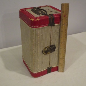 malle de poupée vintage/antique, étui de poupée bébé, valise de poupée et de vêtements, petite malle de poupée, malle recouverte de papier et de vinyle, boîte de carte de mariage