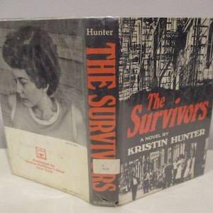 Puede incluir: The Survivors, una novela de Kristin Hunter, es un libro de bolsillo con una foto en blanco y negro de una mujer en la portada y una ilustraci&oacute;n en blanco y negro de una calle de la ciudad en la contraportada.
