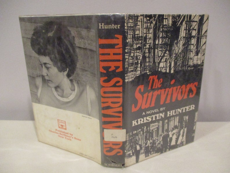 Puede incluir: The Survivors, una novela de Kristin Hunter, es un libro de bolsillo con una foto en blanco y negro de una mujer en la portada y una ilustraci&oacute;n en blanco y negro de una calle de la ciudad en la contraportada.