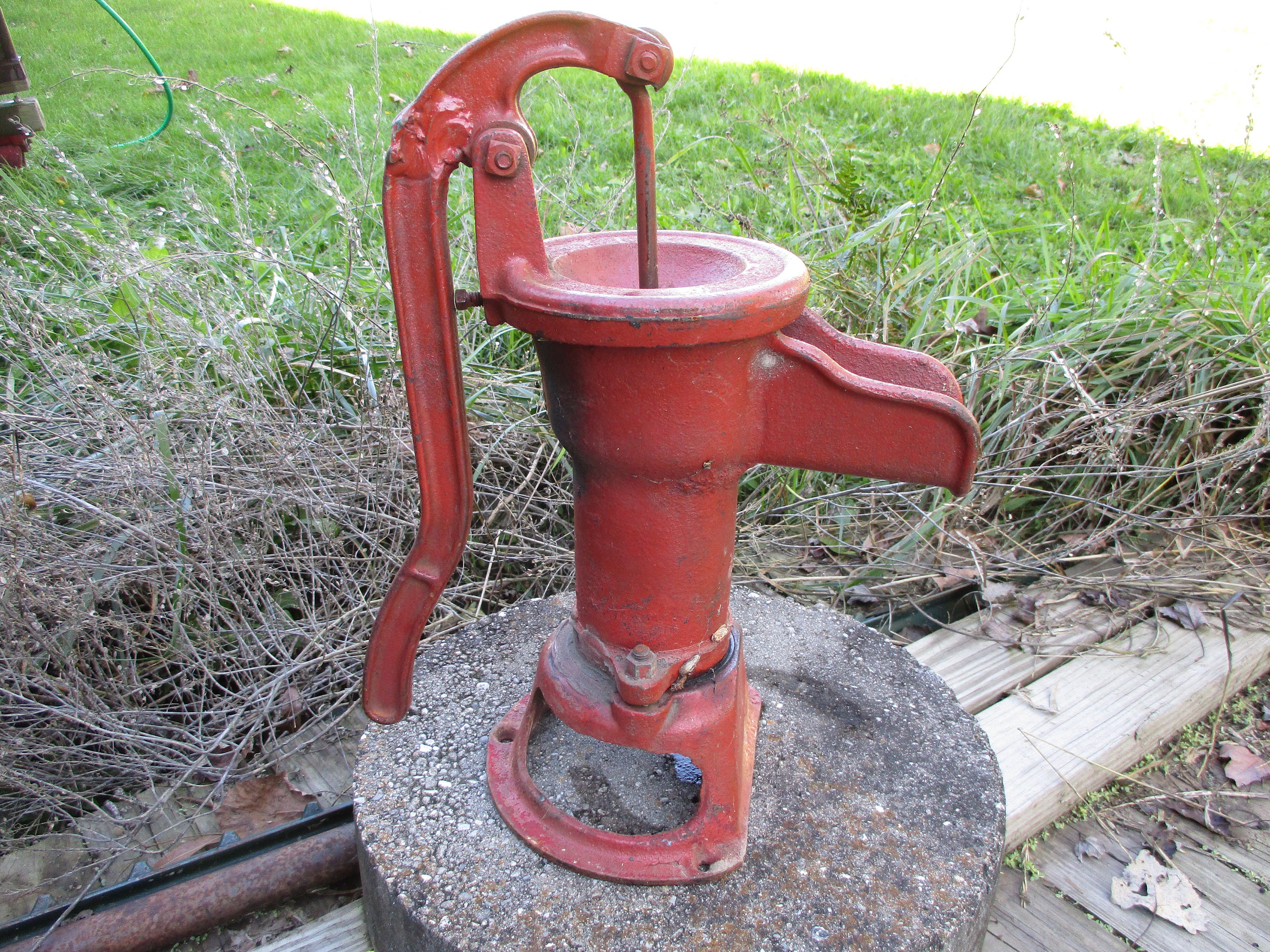 Magnifique grande pompe manuelle - belle pompe à eau de type ancienne.