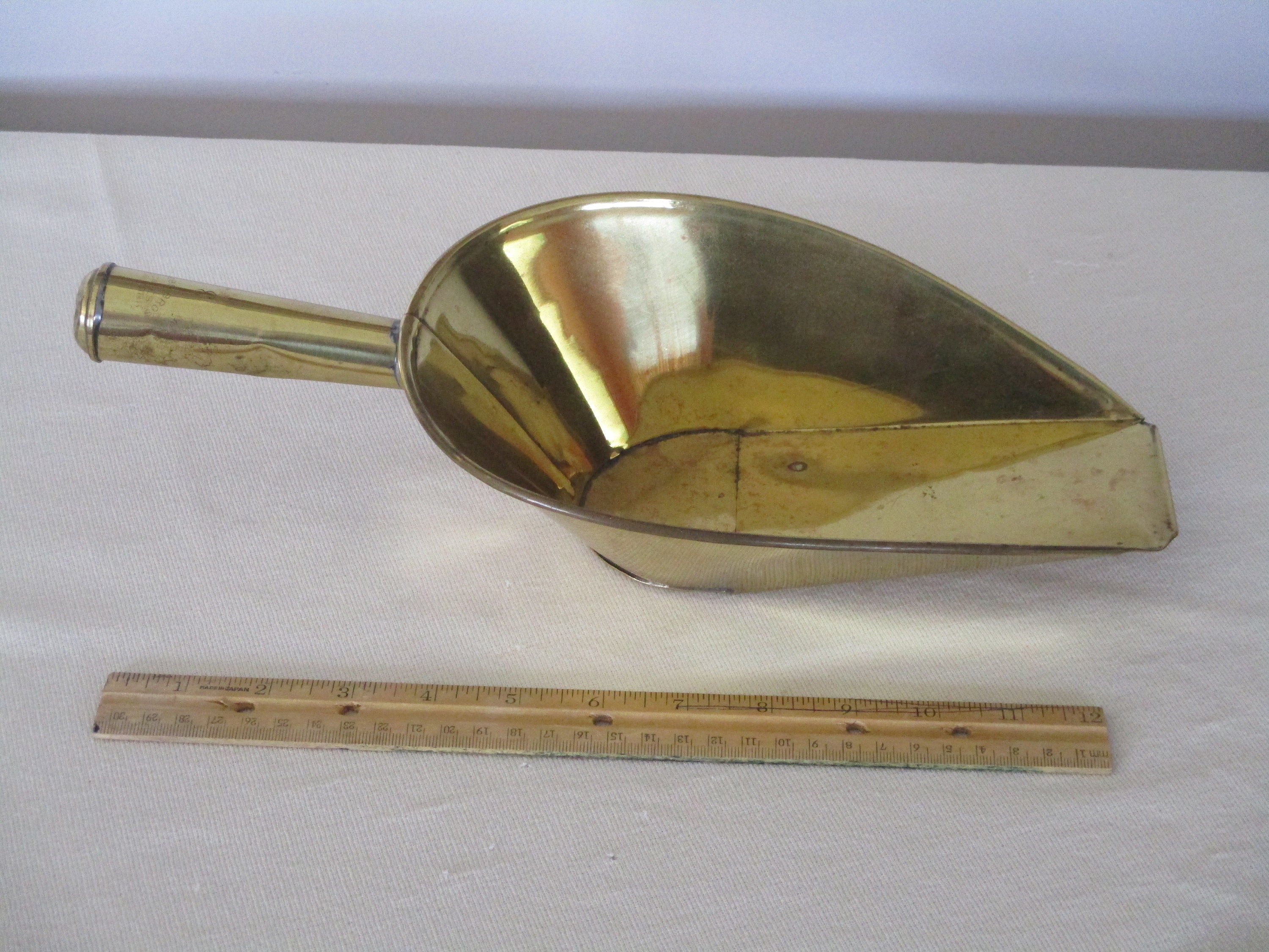 SET OF 2 Vintage Brass Grain Scoops, Antique Metal Flour Scoop, Wood  Farmhouse Utensils, Primitive Country Decor 