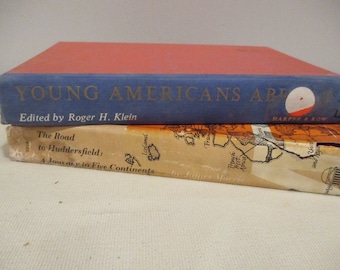 Dos libros de viajes de la década de 1960: "Jóvenes estadounidenses en el extranjero" de Klein; "El camino a Huddersfield: un viaje a los cinco continentes" de Morris; "Irán", "Rusia", "Birmania" y "Siam".