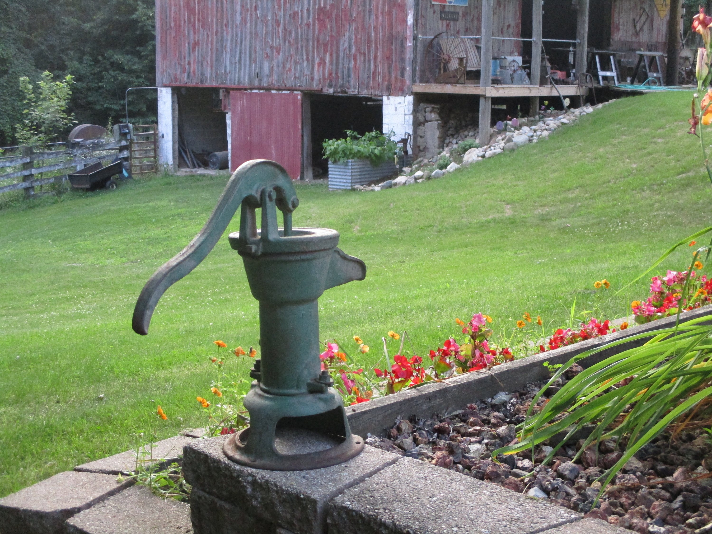 Antique Hand Pump water Pump pitcher Pump cast Iron Hand Pump garden Decor old Farmhouse cistern Pump primitive Decor rusty Green Pump Etsy