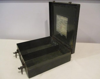 ヴィンテージグリーンメタルラッチボックス：素朴なインダストリアル