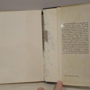 Puede incluir: Una cubierta de libro con fondo blanco y texto negro. El texto dice "Kristin Hunter creci&oacute; en Magnolia, Nueva Jersey, la &uacute;nica hija de dos maestros, y se gradu&oacute; de la Universidad de Pensilvania, donde ahora ense&ntilde;a escritura creativa. A los catorce a&ntilde;os comenz&oacute; a escribir una columna semanal para un peri&oacute;dico negro que continu&oacute; durante seis a&ntilde;os. Su primera novela, GOD BLESS THE CHILD, se public&oacute; en 1964, seguida de THE LANDLORD, que luego se convirti&oacute; en una gran pel&iacute;cula. Kristin Hunter tambi&eacute;n es autora de tres libros para ni&ntilde;os que han recibido numerosos honores, incluida una nominaci&oacute;n para el National Book Award. En su vida privada es la Sra. John Lattany."