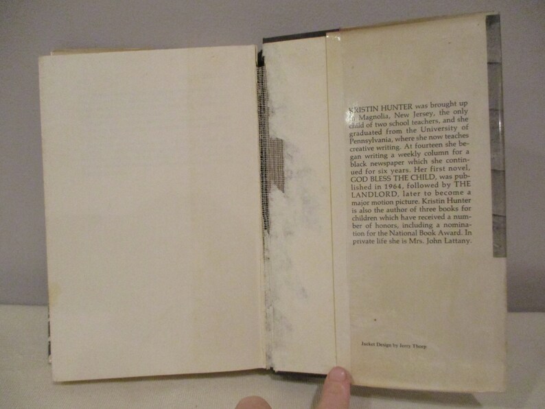 Puede incluir: Una cubierta de libro con fondo blanco y texto negro. El texto dice "Kristin Hunter creci&oacute; en Magnolia, Nueva Jersey, la &uacute;nica hija de dos maestros, y se gradu&oacute; de la Universidad de Pensilvania, donde ahora ense&ntilde;a escritura creativa. A los catorce a&ntilde;os comenz&oacute; a escribir una columna semanal para un peri&oacute;dico negro que continu&oacute; durante seis a&ntilde;os. Su primera novela, GOD BLESS THE CHILD, se public&oacute; en 1964, seguida de THE LANDLORD, que luego se convirti&oacute; en una gran pel&iacute;cula. Kristin Hunter tambi&eacute;n es autora de tres libros para ni&ntilde;os que han recibido numerosos honores, incluida una nominaci&oacute;n para el National Book Award. En su vida privada es la Sra. John Lattany."