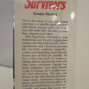 Puede incluir: Portada de libro con el t&iacute;tulo "The Survivors" de Kristin Hunter. La portada presenta un fondo blanco con texto negro. El texto describe la historia de dos supervivientes decididos, una mujer negra de mediana edad, respetable, y un ni&ntilde;o de la calle de trece a&ntilde;os.