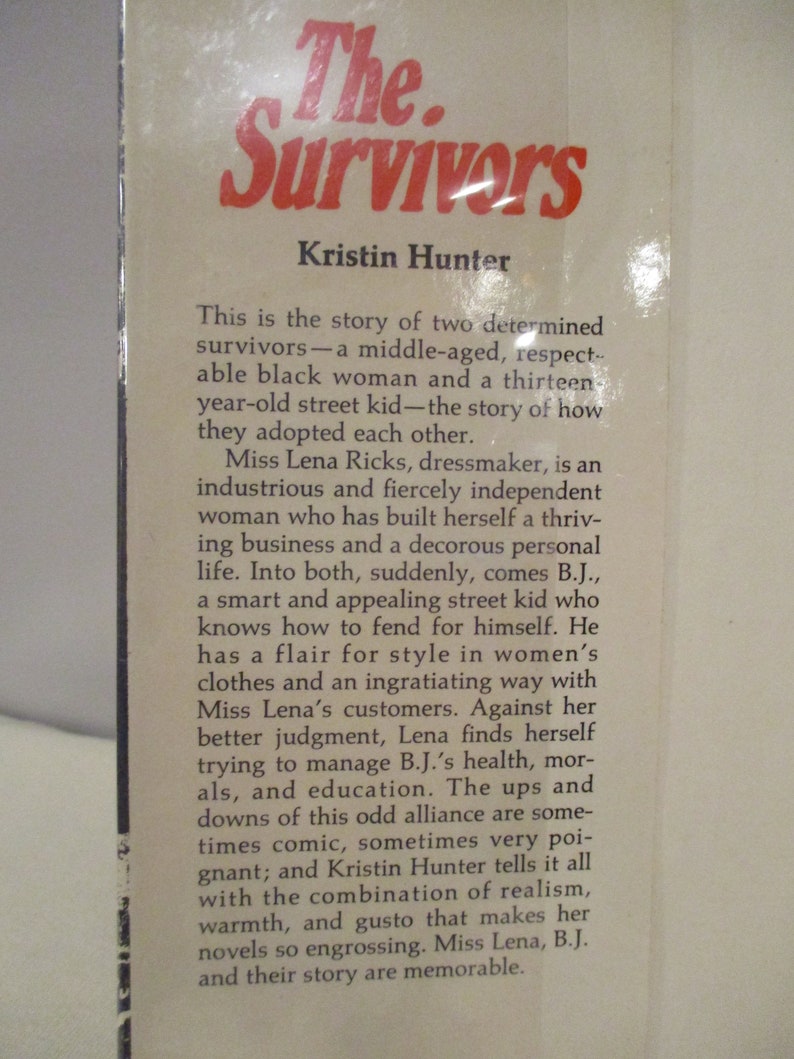 Puede incluir: Portada de libro con el t&iacute;tulo "The Survivors" de Kristin Hunter. La portada presenta un fondo blanco con texto negro. El texto describe la historia de dos supervivientes decididos, una mujer negra de mediana edad, respetable, y un ni&ntilde;o de la calle de trece a&ntilde;os.