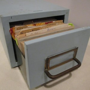 Aktenschrank aus Metall mit Rezepten,Rezeptkasten,Aktenkorb Metall,alte Rezepte,Aktenschrank,Aufbewahrungsbox Metall,Rezeptschrank