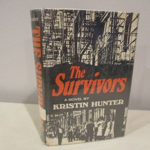 Puede incluir: The Survivors, una novela de Kristin Hunter, es un libro de bolsillo en blanco y negro con un t&iacute;tulo rojo. La portada presenta una ilustraci&oacute;n en blanco y negro de una calle de la ciudad.