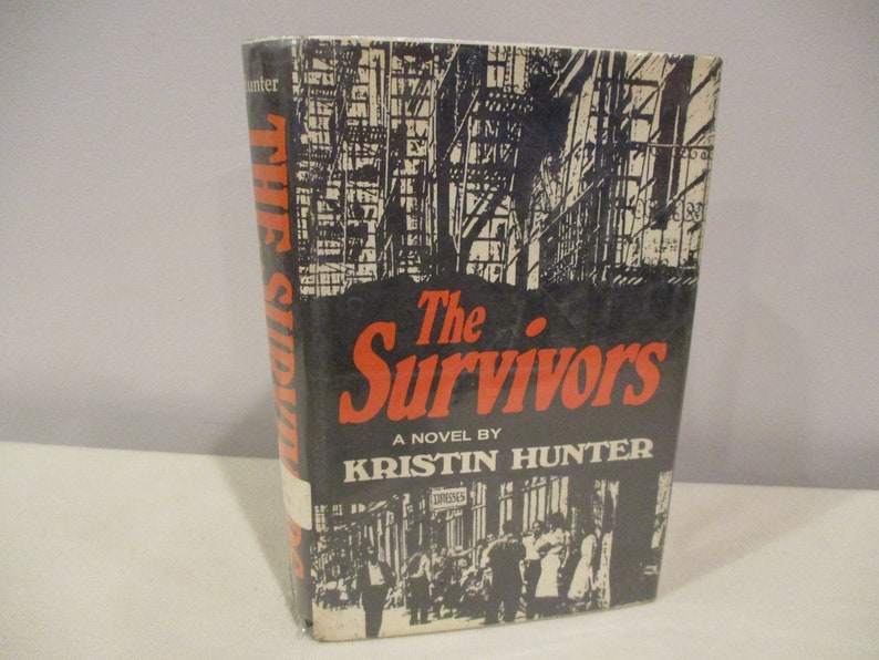 Puede incluir: The Survivors, una novela de Kristin Hunter, es un libro de bolsillo en blanco y negro con un t&iacute;tulo rojo. La portada presenta una ilustraci&oacute;n en blanco y negro de una calle de la ciudad.
