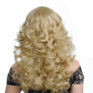 Pode incluir: Uma peruca longa e loira com cachos soltos. A peruca est&aacute; penteada com um estilo cl&aacute;ssico dos anos 70.