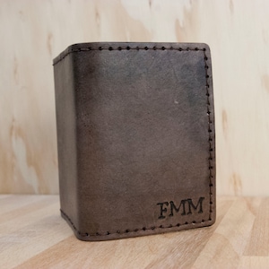 Monedero monograma hombres - Cartera de cuero Trifold personalizado en el patrón de monograma en negro antiguo - regalo del tercer aniversario