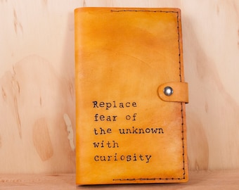 Funda de piel personalizada Leuchtturm1917 A5 - Inscripción tipográfica