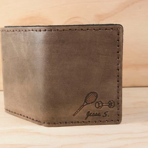 Hombres Custom Leather Trifold Monedero con nombre y Crossfit Equipo - Entrenador Personal Regalo de levantamiento de pesas - Kettlebell Fitness Lover
