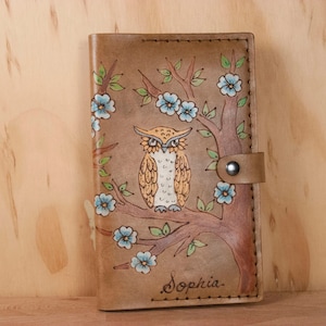 Gepersonaliseerd dagboek met naam - Custom Leather Owl en Tree Moleskine Journal - Turquoise, Geel, Groen en Antiek Bruin - Navulbaar