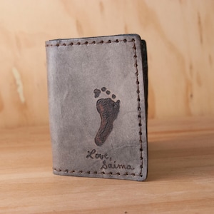 Personalisierte Brieftasche für Männer - handgemachte Trifold Brieftasche mit benutzerdefinierten Fußabdruck und Inschrift - Paten Geschenk - dritten Jahrestag - neue Papa