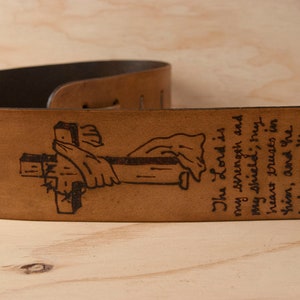 Correa de guitarra personalizada - cuero hecho a mano con cruz, alambre de púas y escritura - para guitarras acústicas o eléctricas - Tercer Annviersary