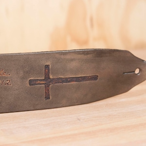 Personalisierter Gitarrengurt aus Leder: Vintage Schwarze Kreuz Inschrift